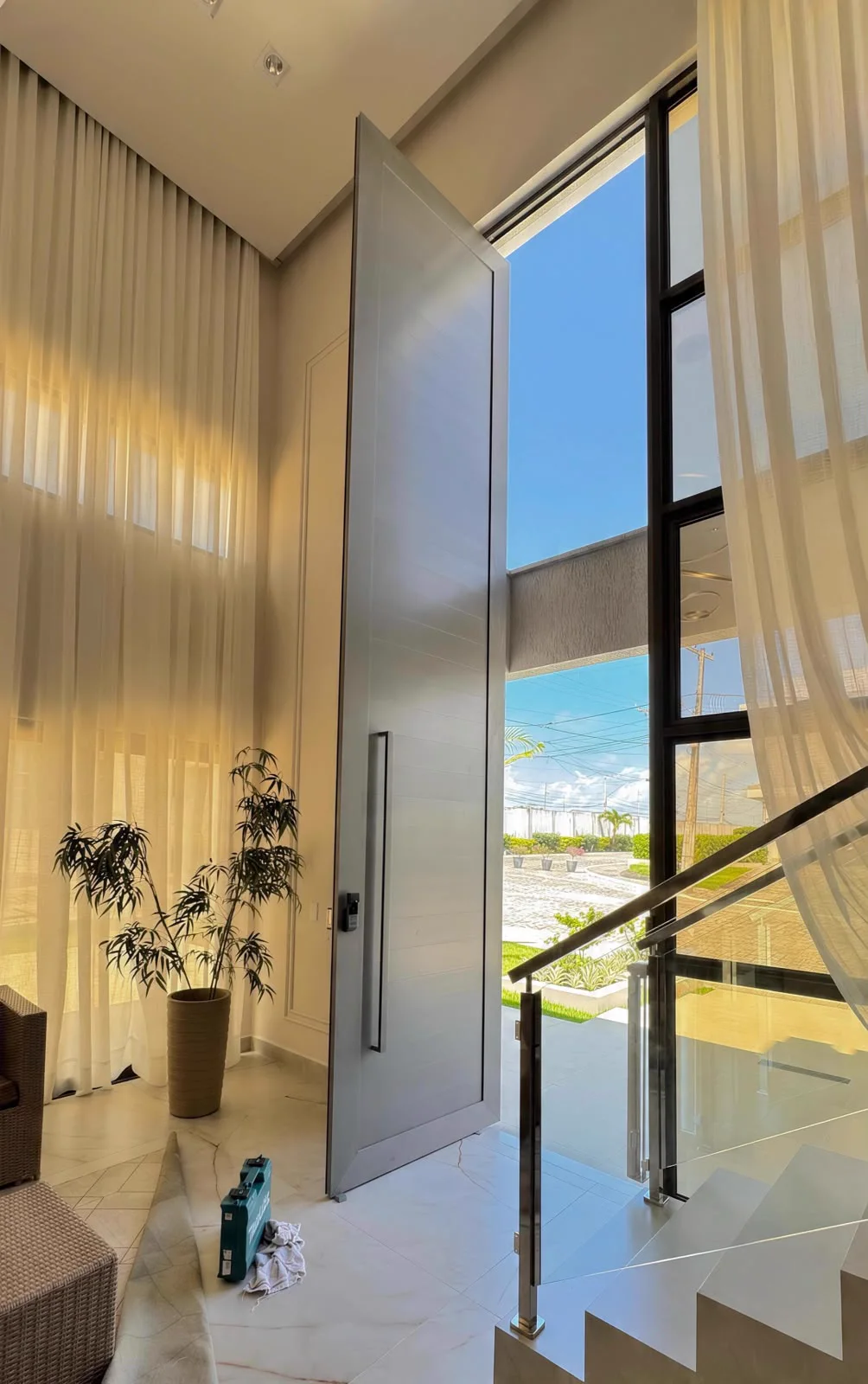 Porta monumental em residência contemporânea
